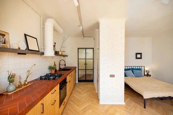 Mutfağı Yatak Odası Beyaz Bej Tonlarda Tavan Arası Tarzı Şık — Stok fotoğraf