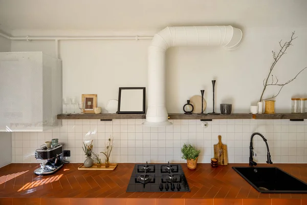 Piękne Stylowe Wnętrze Kuchni Urządzonymi Otwartymi Półkami Czarny Sanitarny Płytki — Zdjęcie stockowe