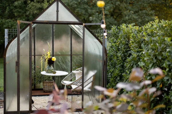 Paslı Metal Camdan Yapılmış Güzel Bir Sera Arka Bahçesinde Masa — Stok fotoğraf