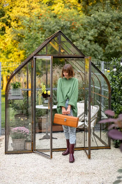 Muotokuva Nuori Iloinen Nainen Seisoo Keittolaukku Puutarhatyökalut Lähellä Vintage Orangery — kuvapankkivalokuva
