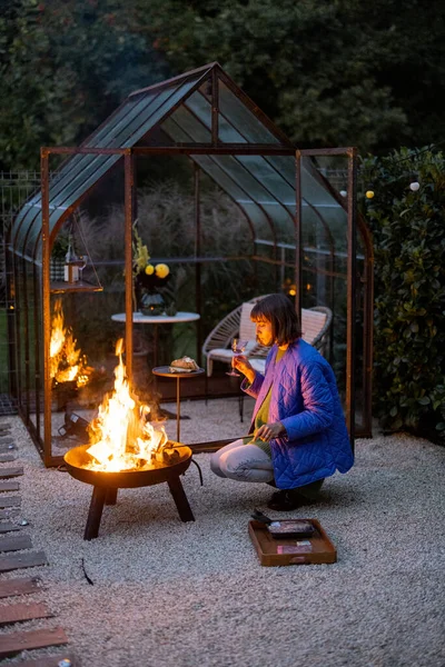 Frau Verbringt Freizeit Mit Stimmungsvollem Picknick Hinterhof Mit Lagerfeuer Der — Stockfoto