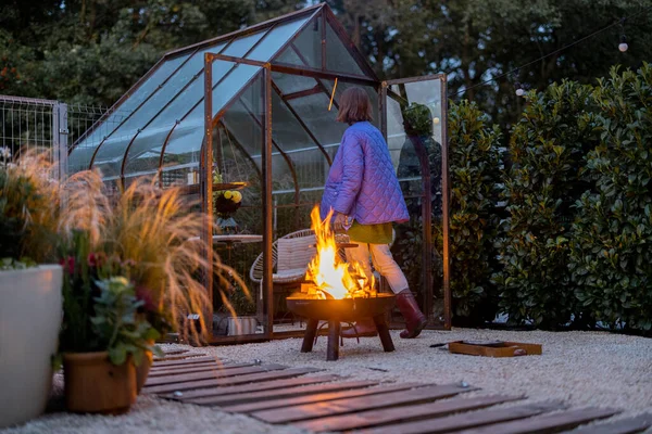 Kadın Boş Zamanlarını Arka Bahçede Akşam Pikniğinde Şenlik Ateşiyle Geçirir — Stok fotoğraf
