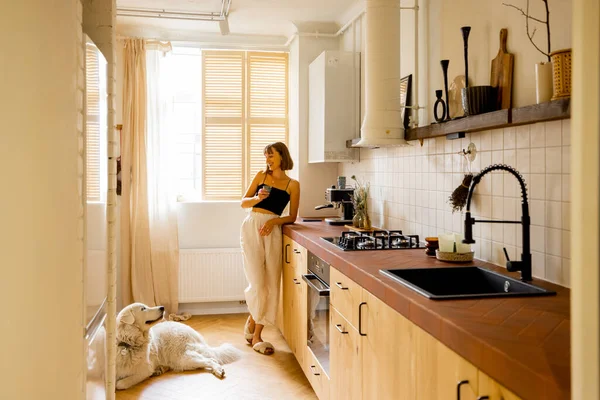 Mulher Faz Café Enquanto Está Com Seu Cão Cozinha Interior — Fotografia de Stock