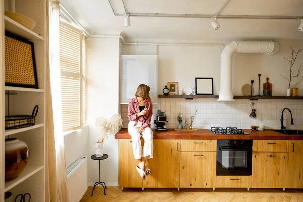 Beyaz Bej Renkte Ahşap Mutfak Önü Zeminden Yapılmış Modern Dairenin — Stok fotoğraf