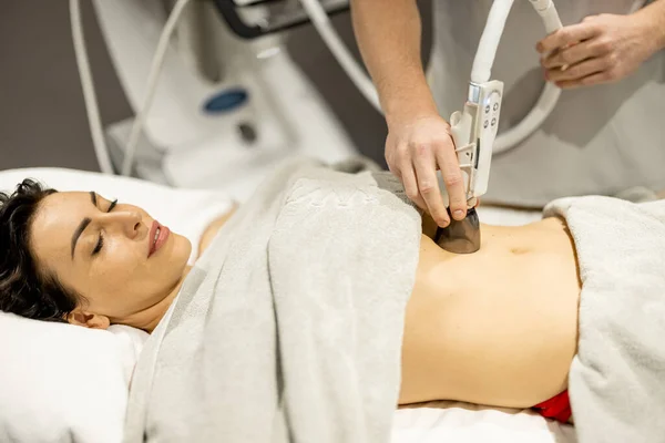 Femme Recevant Massage Rouleaux Sous Vide Pour Son Ventre Centre — Photo