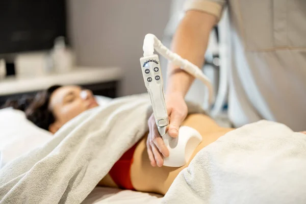 Mujer Recibiendo Masaje Con Rodillo Vacío Para Vientre Centro Belleza — Foto de Stock