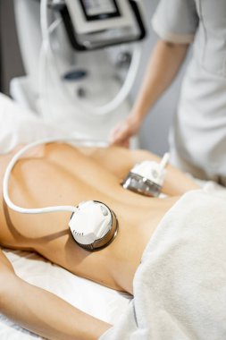 Tıbbi Güzellik Merkezi 'nde sırtına elektrikli süpürge masajı yaptıran bir adam. Lenfatik drenaj masaj prosedürü. Yakın plan.