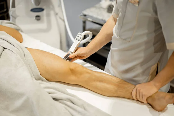Applying Vacuum Roller Massage Male Leg Using Special Nozzle Beauty — ストック写真