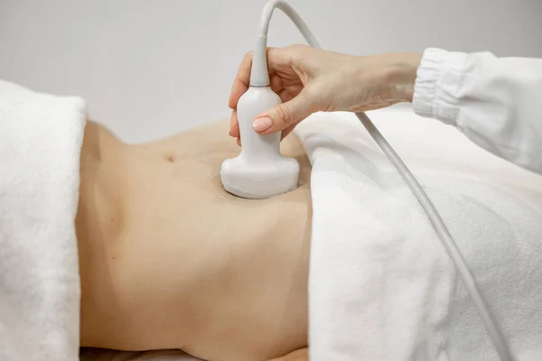 腹腔の超音波検査中の女性 クローズアップ 妊娠中の健康診断の概念 — ストック写真