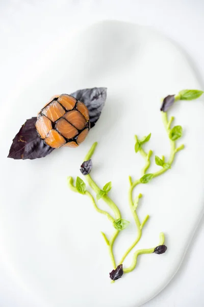 Hermoso Plato Alta Cocina Hecho Pescado Ligeramente Salado Arroz Sobre — Foto de Stock