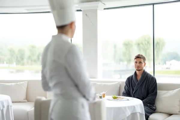 Chef Sert Délicieux Repas Sur Table Pour Homme Client Restaurant — Photo