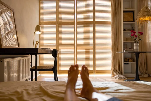 Acogedor Lugar Trabajo Con Mesa Madera Silla Persianas Ventana Fondo —  Fotos de Stock