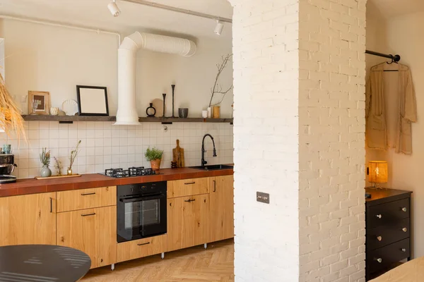Mutfak Bej Renkte Ahşap Cepheli Zeminli Şık Güneşli Bir Stüdyo — Stok fotoğraf