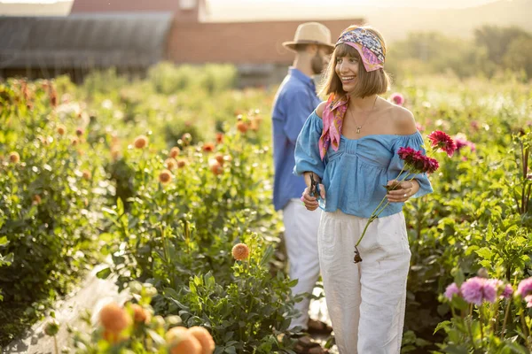 Portrait Man Woman Stand Farmers Bucket Full Freshly Picked White — Stockfoto