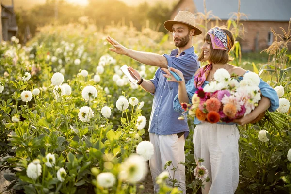 Man Woman Pick Dahlia Flowers Standing Together Flowers Digital Tablet — Stockfoto