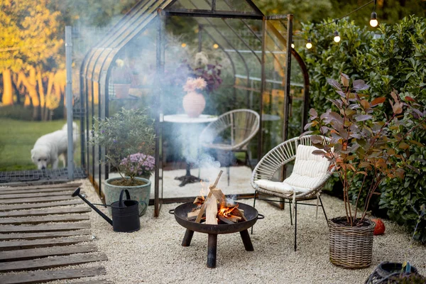 Hermoso Acogedor Jardín Con Una Chimenea Picnic Sala Estar Invernadero —  Fotos de Stock