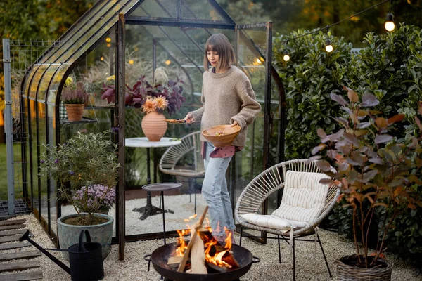 Junge Frau Serviert Etwas Essen Für Ein Abendessen Picknickfeuer Gemütlichen — Stockfoto