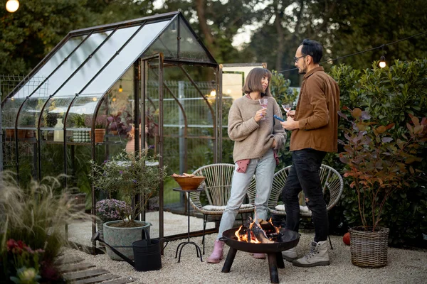 Portret Van Een Jong Mooi Stel Praten Samen Terwijl Bij — Stockfoto