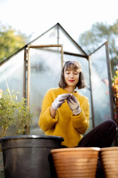 Mulher Plantando Bulbos Flores Jarros Argila Para Crescer Orangery Vidro — Fotografia de Stock