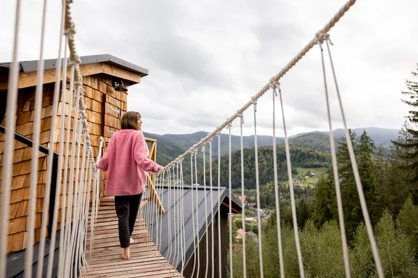 Kobieta Cieszy Się Malowniczym Widokiem Przyrodę Stojąc Moście Linowym Drewnianego — Zdjęcie stockowe