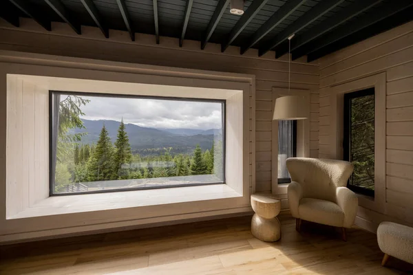 Panoramik Pencereli Ahşap Bir Dağların Manzaralı Manzarası Köşede Rahat Bir — Stok fotoğraf