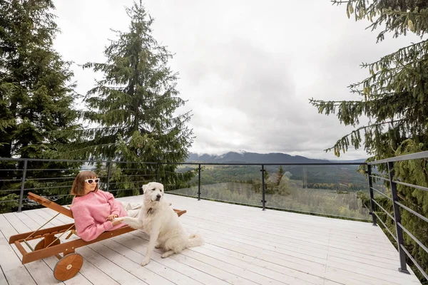 Mulher Suéter Rosa Descansa Com Seu Cão Espaçoso Terraço Branco — Fotografia de Stock