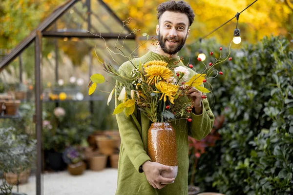 Retrato Hombre Florista Que Encuentra Con Hermoso Ramo Flores Frente —  Fotos de Stock