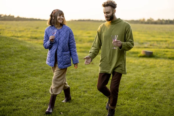 Stilvolle Warm Gekleidete Männer Und Frauen Unterhalten Sich Beim Gemeinsamen — Stockfoto