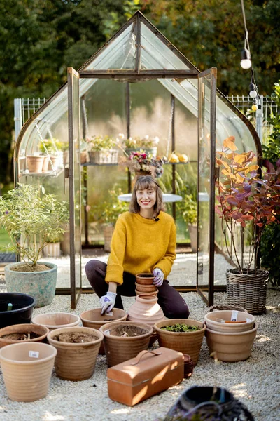 Mujer Planta Flores Jarras Arcilla Mientras Está Sentado Frente Hermosa — Foto de Stock