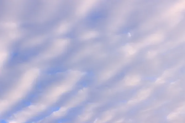 Облака в фиолетовом небе — стоковое фото