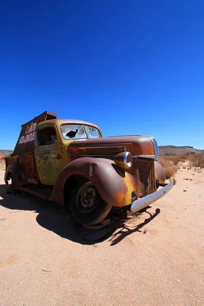 Old car in the desert — Stock Photo, Image