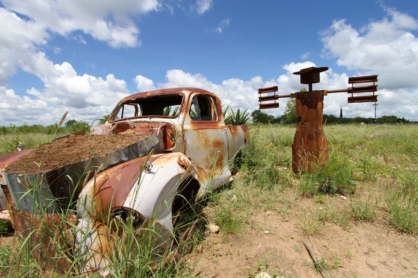 Vieille voiture dans le désert — Photo