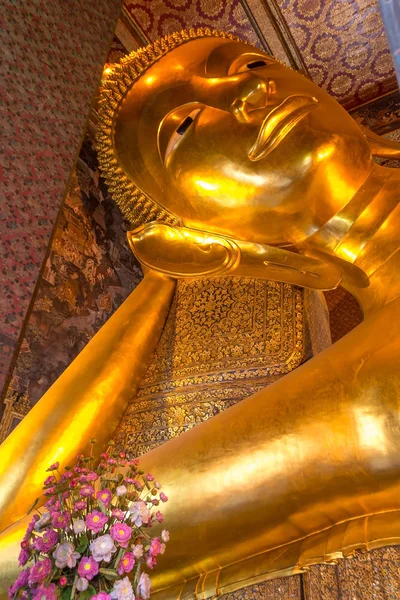 Liegende Buddha-Goldstatue, wat pho, bangkok, thailand — Stockfoto