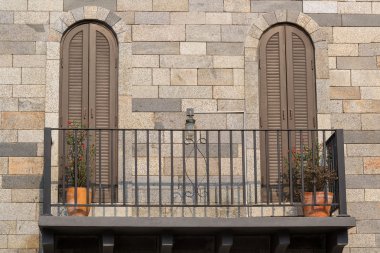 antika ahşap kepenkleri açık penceresiyle.