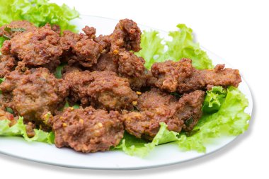 Beyaz yemek üzerinde sebze ile kızarmış baharatlı kıyılmış domuz eti