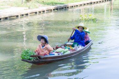Floating markets in Damnoen Saduak, Thailand