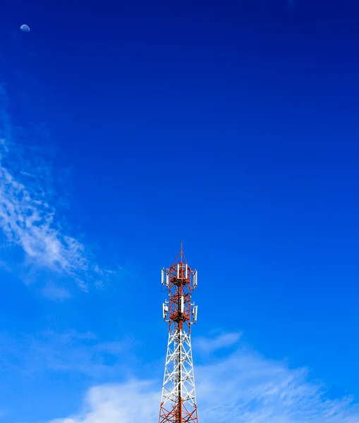 Телекомунікаційна вежа вдень яскраве сонячне світло і похмурий синій — стокове фото