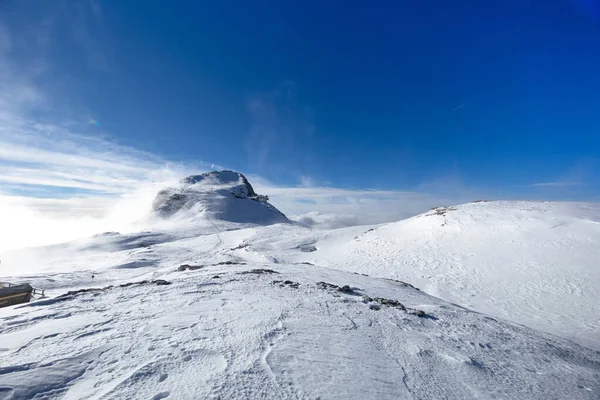 Dolomitler - Cima Val di Roda ve Cima Rosetta kış mevsiminde Rosetta sığınağından ve karlı manzaradan görüldü