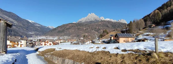 Valle di Primiero 'da kış manzarası ve güneşli bir gün boyunca panoramik manzara