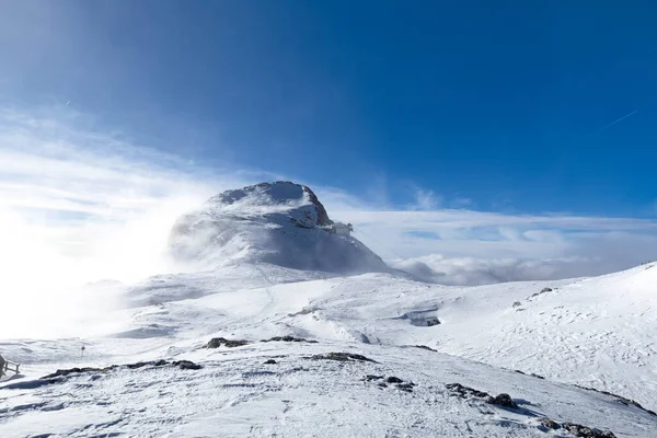 Dolomitler - Cima Val di Roda ve Cima Rosetta kış mevsiminde Rosetta sığınağından ve karlı manzaradan görüldü
