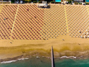 Jesolo plajı güverte sandalyeleri ve yaz şemsiyesiyle yukarıdan görünüyor.