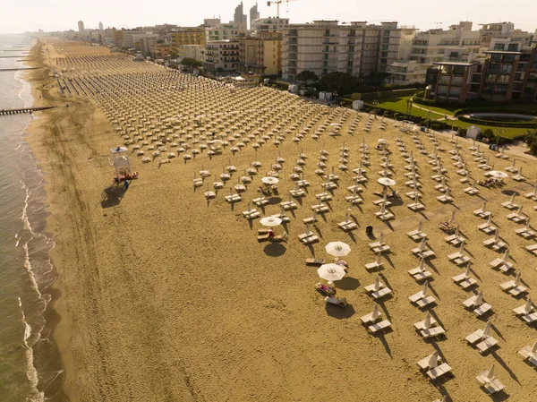Jesolo 'nun altın plajı, yukarıdan gelen körfez ve şemsiyelerle