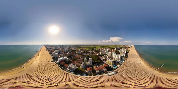 Spiaggia dorata di Jesolo con lettini e ombrelloni in local calit estiva vista dall 'alto durante la giornata di sole 360