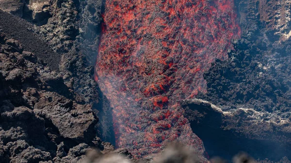 Etna colata di lava in dettaglio sul vulcano di Sicilia, con fumo e vapori