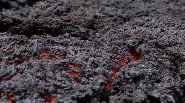 Colata di lava incandescte in dettaglio sul vulcano Etna in Sicilya - Attrazione turistica