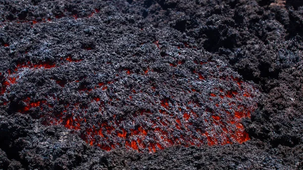 Colata di lava incandescte in dettaglio sul vulcano Etna in Sicilya - Attrazione turistica