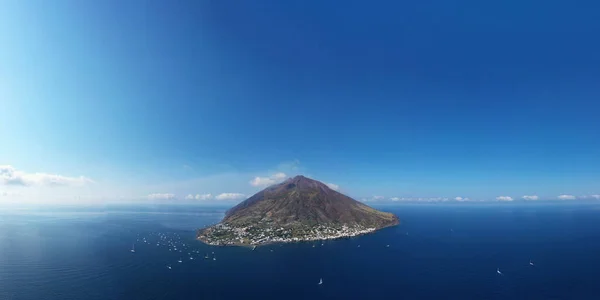 Stromboli Adası 'nın yukarıdan görünüşü, köy manzarası ve güneşli bir günde deniz ve mavi gökyüzü.