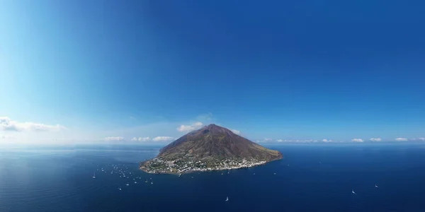 Stromboli Sziget Egy Áttekintést Felülről Táj Falu Vulkán Alatt Napsütéses Stock Kép