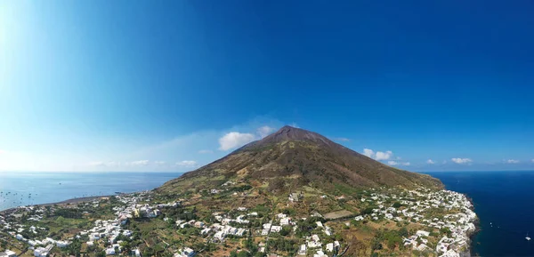 Stromboli Adası 'nın yukarıdan görünüşü, köy manzarası ve güneşli bir günde deniz ve mavi gökyüzü.