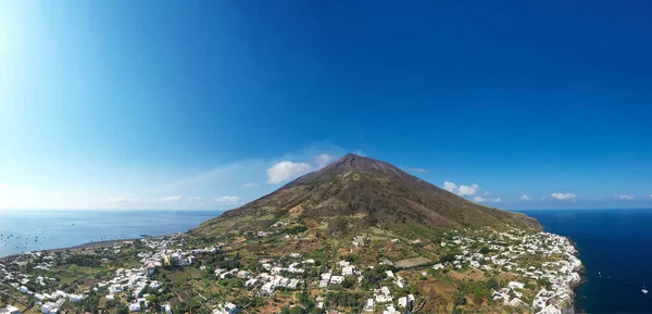 Stromboli Sziget Egy Áttekintést Felülről Táj Falu Vulkán Alatt Napsütéses Jogdíjmentes Stock Fotók